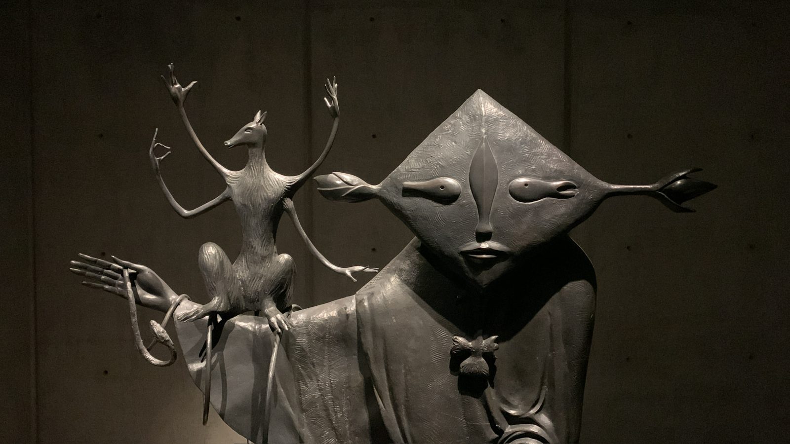 Fachada colorida de museo con escultura en la entrada