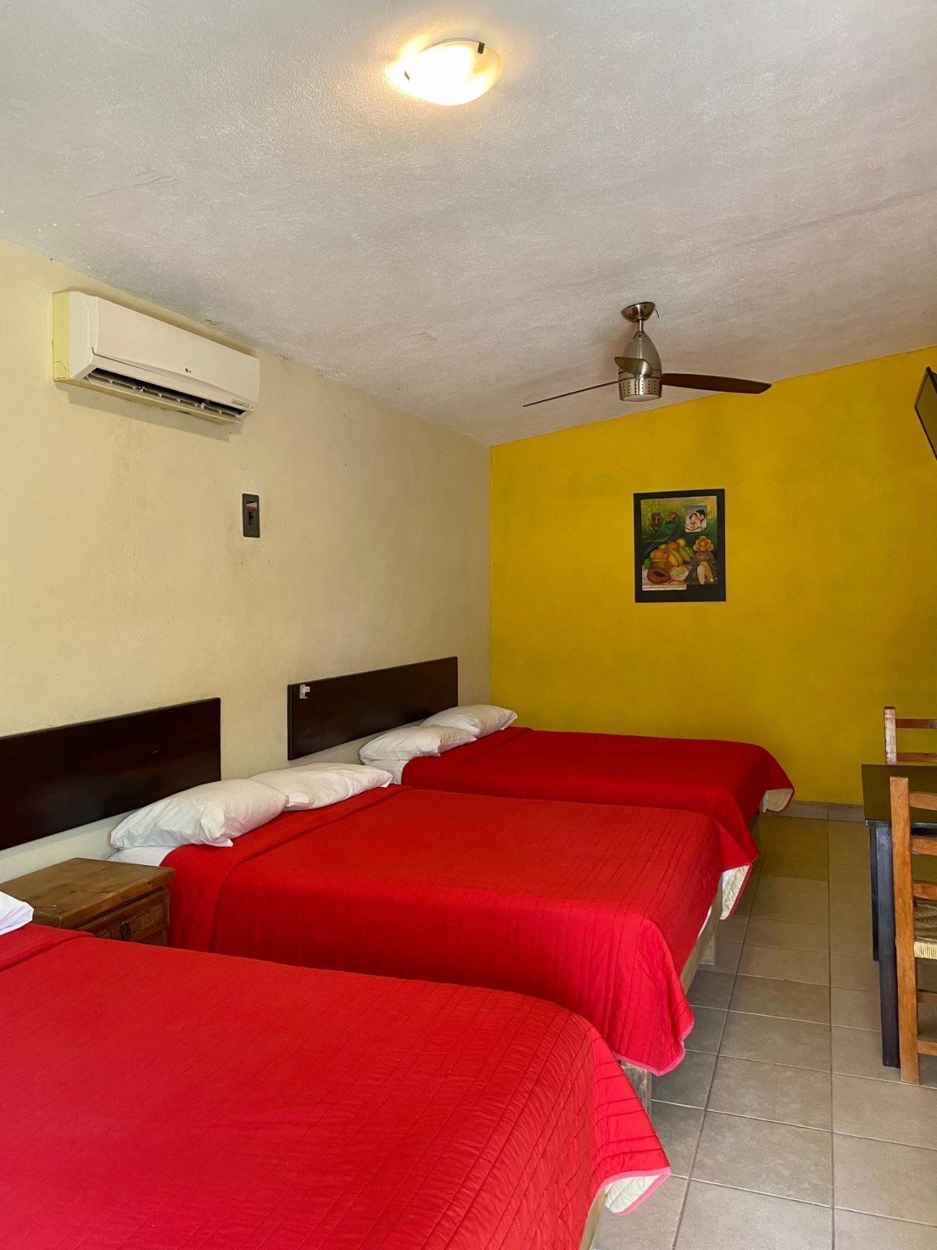 Habitación triple amplia con tres camas matrimoniales